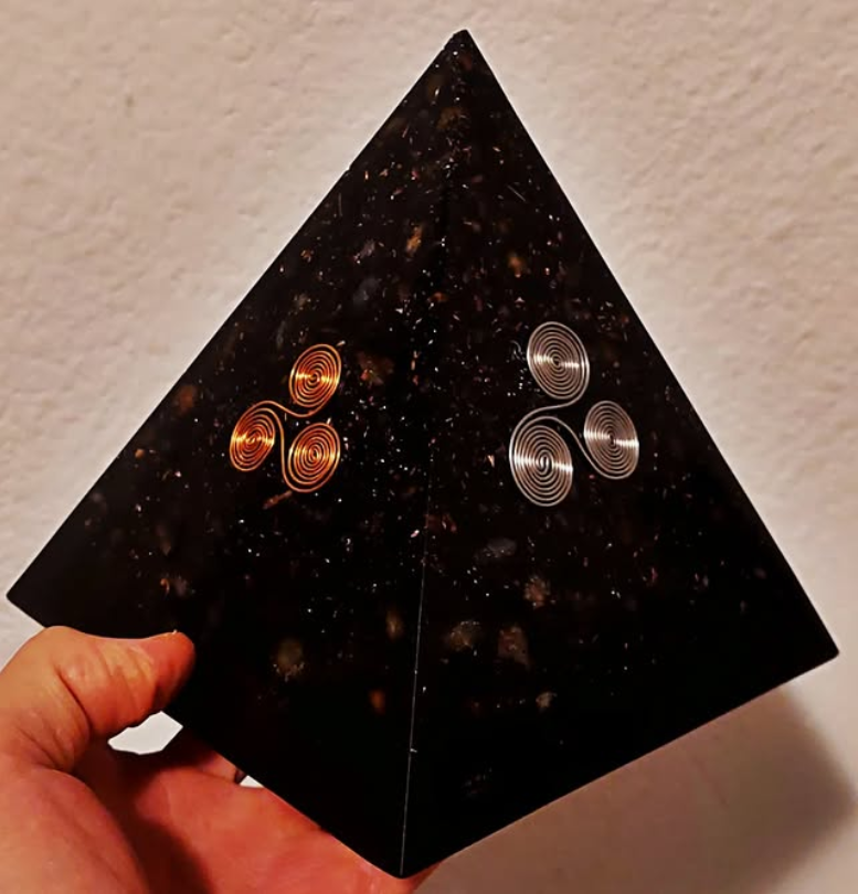 Orgonite x Shungite Pyramid 15x15cm